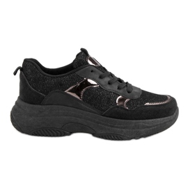Baskets noires sur la plateforme le noir
