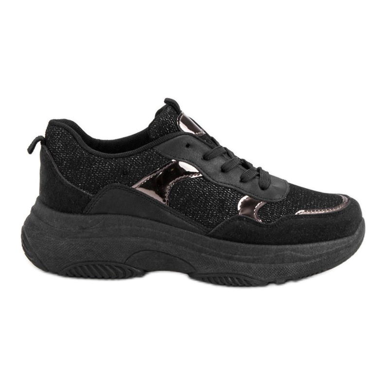 Baskets noires sur la plateforme le noir