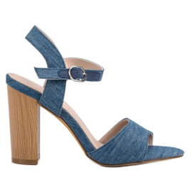Sandales en jean sur une barre bleu