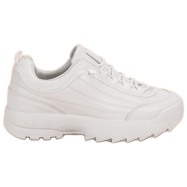 Baskets sur la plate-forme blanche