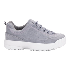 Baskets sur la plate-forme gris