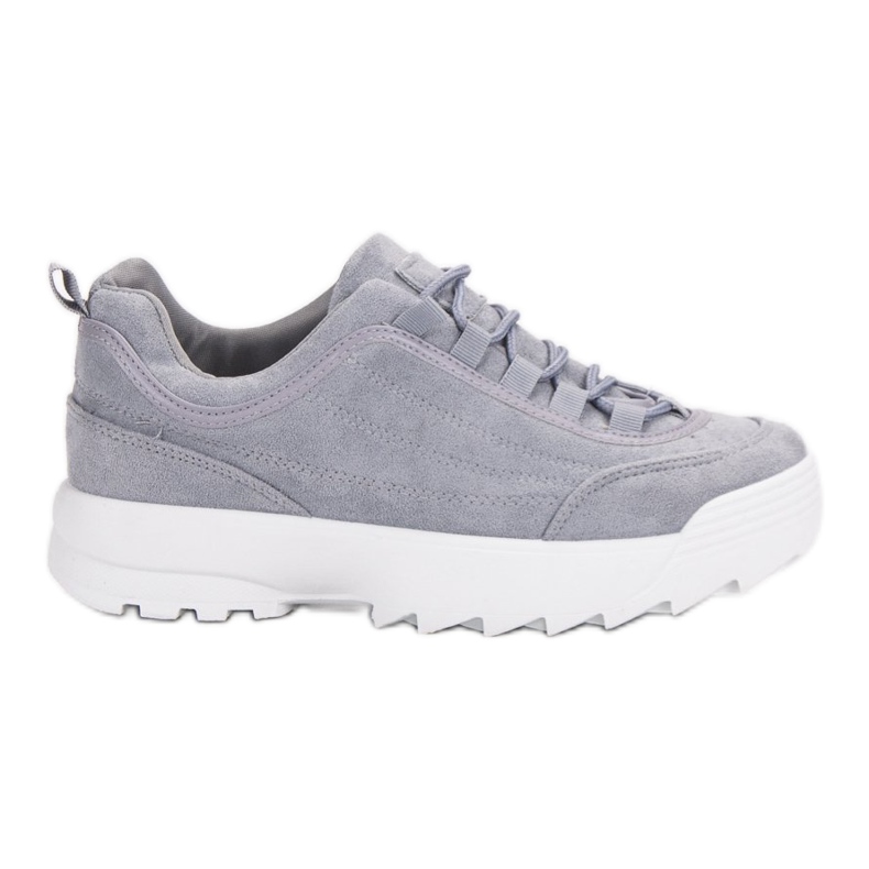 Baskets sur la plate-forme gris