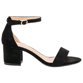 Ch. Creation Sandales classiques sur un bar noir