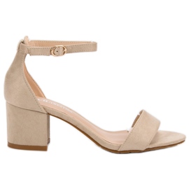 Ch. Creation Sandales classiques sur un bar brun