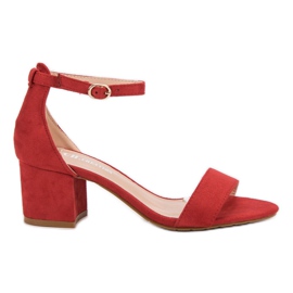 Ch. Creation Sandales classiques sur un bar rouge