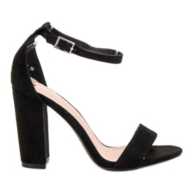 Ch. Creation Sandales noires sur un bar