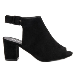 Nio Nio Sandales construites sur un bar noir