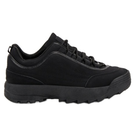 Baskets sur la plate-forme le noir