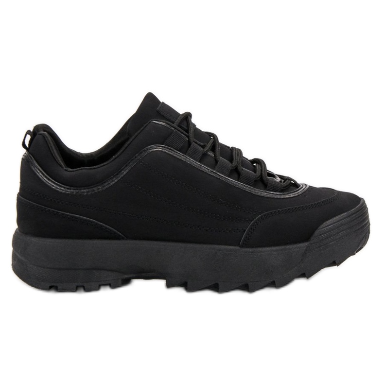 Baskets sur la plate-forme le noir