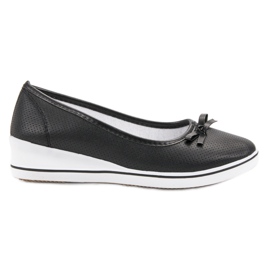 Ballerine de sport sur un coin le noir