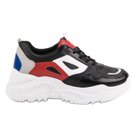 Baskets sur la plate-forme noir