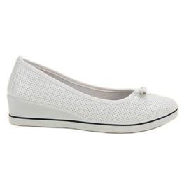 Ballerine de sport sur un coin blanc