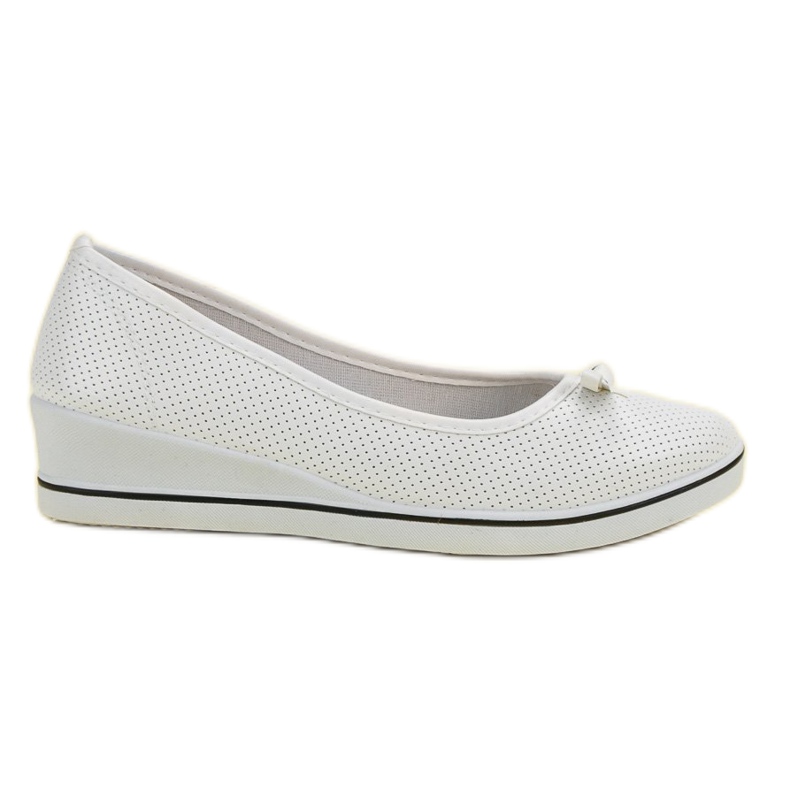 Ballerine de sport sur un coin blanche