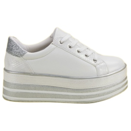 Weide Baskets sur la plate-forme blanc