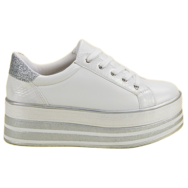 Weide Baskets sur la plate-forme blanche