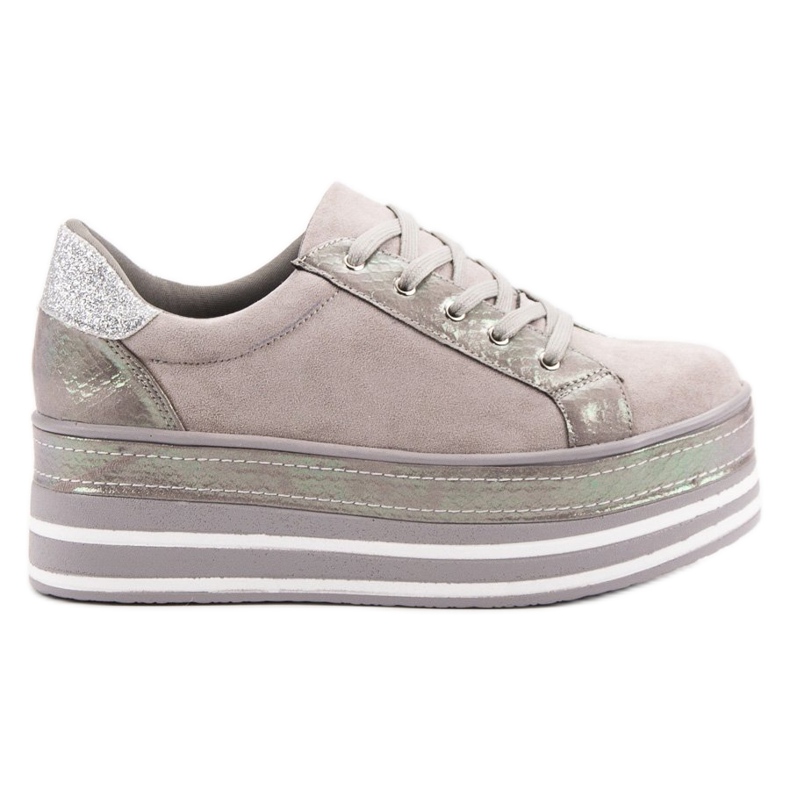 Weide Baskets sur la plate-forme gris