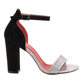 Erynn sandales sur un bar noir