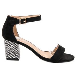 Abloom Sandales noires sur un bar