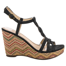 Corina Sandales sur l'Etno Wedge le noir