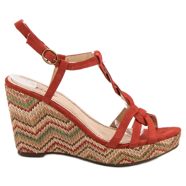 Corina Sandales sur l'Etno Wedge rouge