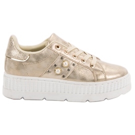 Chaussures d'or sur la plate-forme Chaussures d'or sur la plate-forme