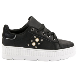 Chaussures noires sur la plate-forme