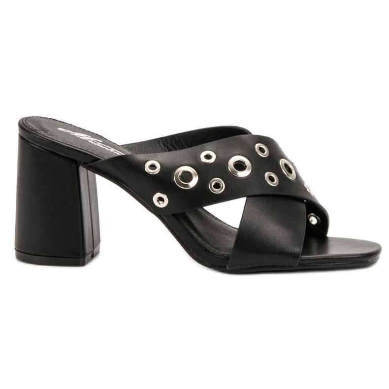 Pantoufles noires sur le bar le noir