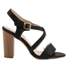 Kayla Sandales sexy sur un bar noir