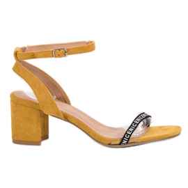 Ideal Shoes Sandales en daim élégantes jaune
