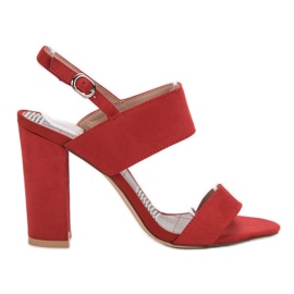 SHELOVET Sandales rouges sur un bar SHELOVET Sandales rouges sur un bar