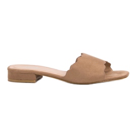 Small Swan Tongs sur un talon plat beige