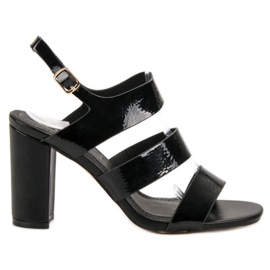 SHELOVET Sandales noires sur un bar