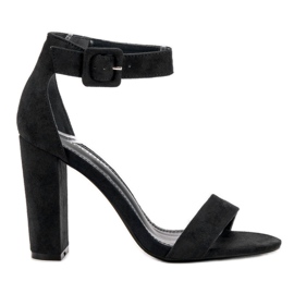 Goodin sandales sur un bar noir