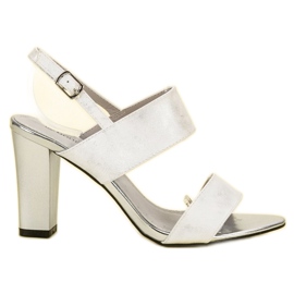 Goodin sandales sur un bar blanc