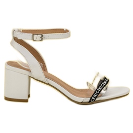 Ideal Shoes Sandales en daim élégantes blanche