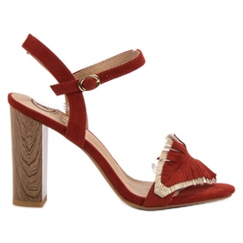 Kylie Boho sandales sur un bar rouge jaune