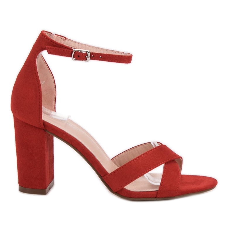 Ideal Shoes sandales sur un bar rouge