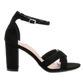 Ideal Shoes sandales sur un bar noir