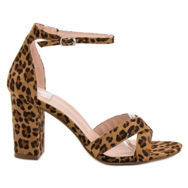 Ideal Shoes sandales sur un bar brun