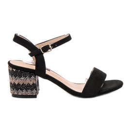 SDS sandales sur un bar noir