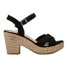 Queentina sandales sur un bar noir