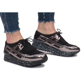 Baskets de sport noires sur la plateforme Calixte