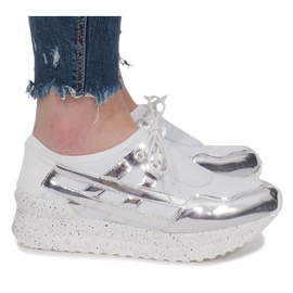 Baskets de sport blanches sur la plateforme Calixte Baskets de sport blanches sur la plateforme Calixte