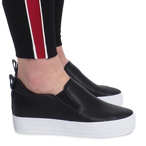 Baskets noires ajourées sur un coin Rockvale le noir