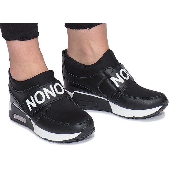 Baskets de sport noires sur la semelle compensée Monon le noir
