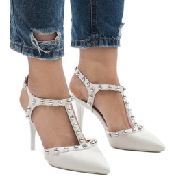 Escarpins laqués blancs avec clous B-57