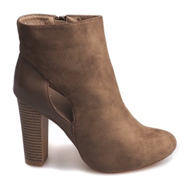Bottines En Daim Sur Un Pilier Avec Une Fermeture Éclair T-10 Beige