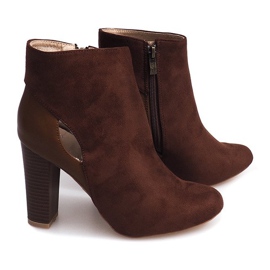 Bottes en daim marron sur un pilier avec une fermeture éclair brun