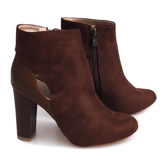 Bottes en daim marron sur un pilier avec une fermeture éclair brun