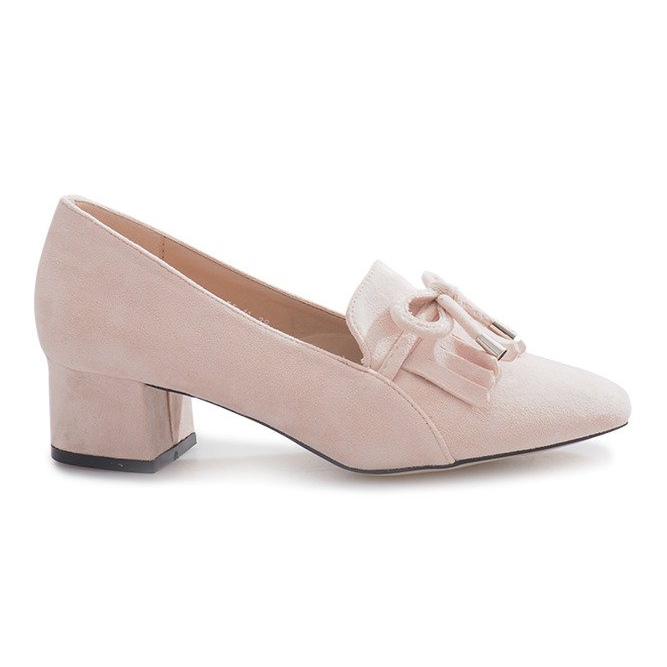 Escarpins roses sur le pilier du cœur